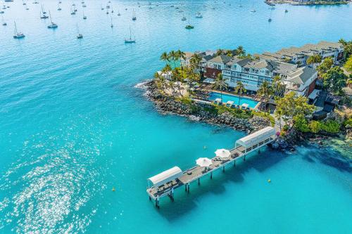 una vista aérea de un complejo en el agua en Coral Sea Resort en Airlie Beach