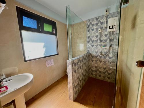 La salle de bains est pourvue d'une douche et d'un lavabo. dans l'établissement Baan Pai Nai Wieng, à Pai