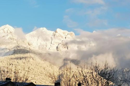 Ein allgemeiner Bergblick oder ein Berglick von der Ferienwohnung aus