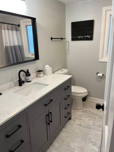 Bilik mandi di Modern Lakefront Views at Lake Hickory Haven