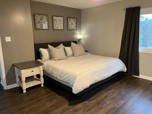 Katil atau katil-katil dalam bilik di Modern Lakefront Views at Lake Hickory Haven