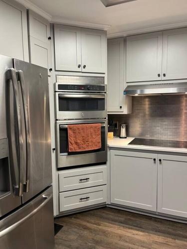 Dapur atau dapur kecil di Modern Lakefront Views at Lake Hickory Haven