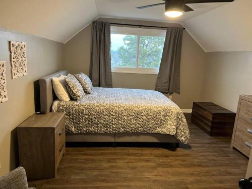 Katil atau katil-katil dalam bilik di Modern Lakefront Views at Lake Hickory Haven