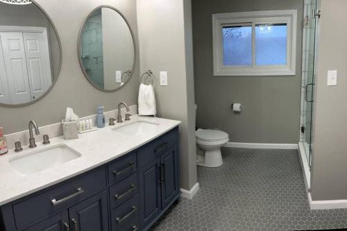 Bilik mandi di Modern Lakefront Views at Lake Hickory Haven