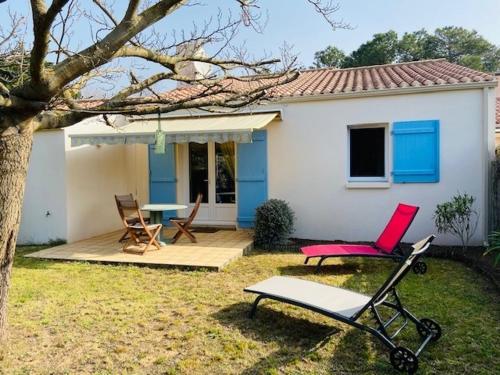 Photo de la galerie de l'établissement Maison Vacances Proche Mer et Centre-ville - Jardin Privé, Terrasse, Animaux Bienvenus - FR-1-231-239, à Bretignolles-sur-Mer