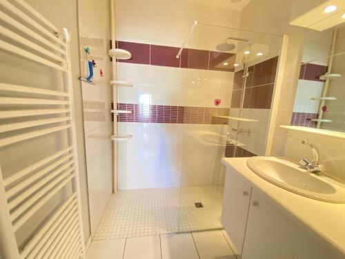 a bathroom with a shower and a sink at Maison Bretignolles-sur-Mer, 3 pièces, 6 personnes - FR-1-231-239 in Bretignolles-sur-Mer