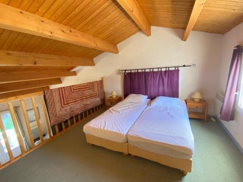 1 dormitorio con cama grande y techo de madera en Maison Bretignolles-sur-Mer, 3 pièces, 6 personnes - FR-1-231-239, en Bretignolles-sur-Mer