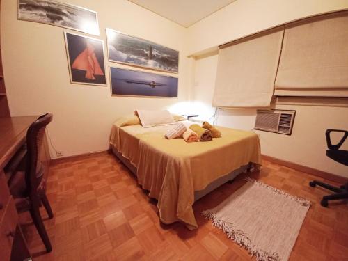 1 dormitorio con 1 cama en una habitación con escritorio en Elegante alojamiento en pleno Recoleta en Buenos Aires