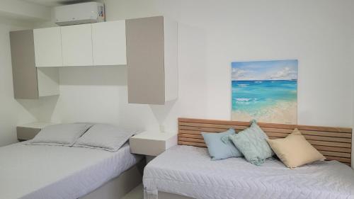 ein Schlafzimmer mit 2 Betten und einem Wandgemälde in der Unterkunft Gwyneth casa de playa in Puerto Madryn