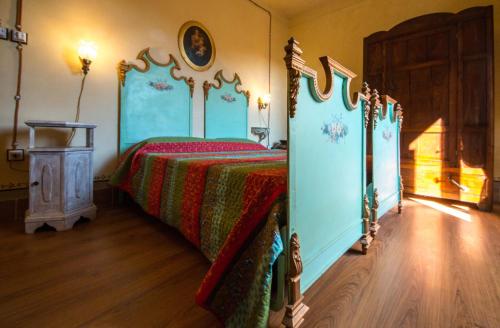 サンセポルクロにあるApartment Sansepolcro (10 people) - Tuscanyのベッドルーム1室(赤と緑の広がるベッド1台付)