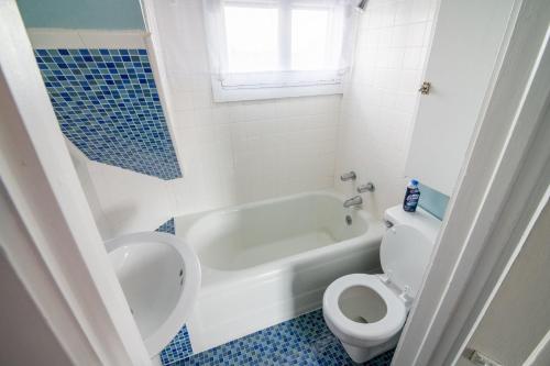 ein Badezimmer mit einem WC, einer Badewanne und einem Waschbecken in der Unterkunft Pope House - Hist. Mansion - The Wild(e) Suite in Helena