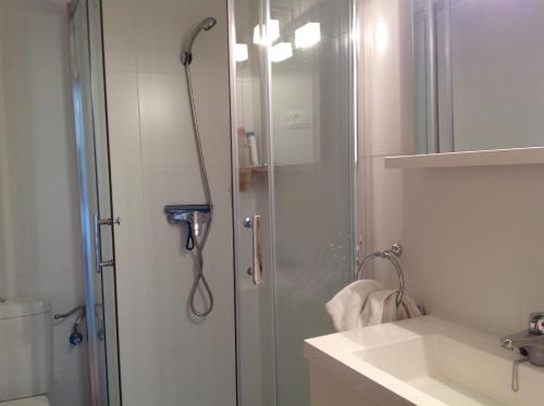 トレ・パチェコにあるLuxury appartment on golf resortのバスルーム(シャワー、シンク付)