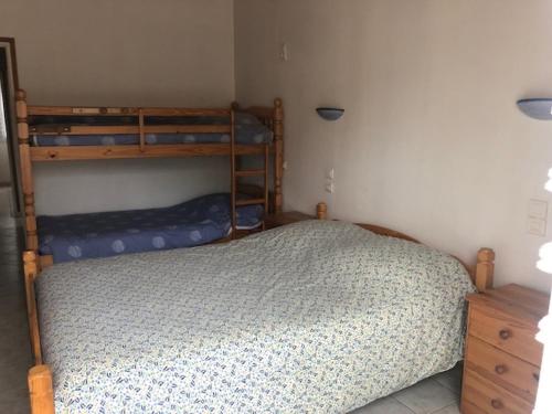 a bedroom with two bunk beds in a room at Maison La Bernerie-en-Retz, 3 pièces, 6 personnes - FR-1-612-113 in La Bernerie-en-Retz