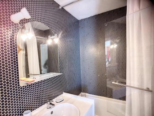 une salle de bain avec un lavabo et un miroir dans l'établissement Charmant 2P 4 pers., 25m², Sud, en bas des pistes, Les Menuires - FR-1-178-371, aux Menuires