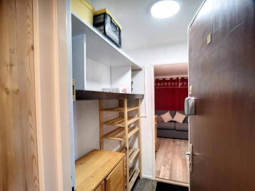 un petit appartement avec un escalier dans une pièce dans l'établissement Charmant 2P 4 pers., 25m², Sud, en bas des pistes, Les Menuires - FR-1-178-371, aux Menuires