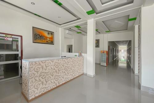 un corridoio bianco con bar in un edificio di Urbanview Hotel Tirtamaya Jaya Indah Indramayu by RedDoorz a Indramayu