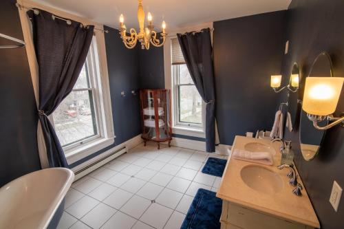 W łazience znajduje się umywalka i lustro. w obiekcie Pope House - Hist. Mansion - The Gold Rush Suite w mieście Helena