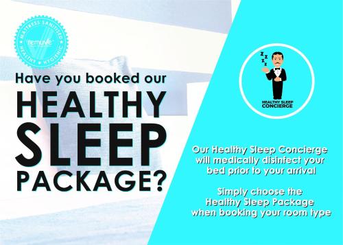 un prospectus pour un forfait sommeil sain avec une photo d'un homme tenant un microphone dans l'établissement Evolution Apartments, à Brisbane