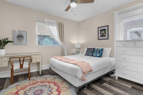 a bedroom with a bed and a desk and window at Chic 2BR near DT, 8 min walk to Park&Conservatory in Columbus
