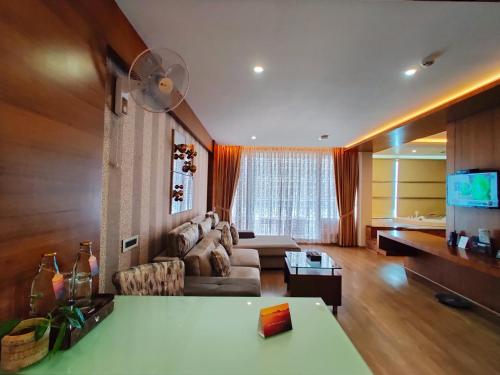 Μια τηλεόραση ή/και κέντρο ψυχαγωγίας στο Amber Dale Luxury Hotel & Spa, Munnar