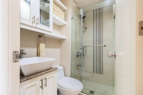Bathroom sa Avida Towers Cebu 2017, Fast wifi 195mbps, Netflix 50in Smart TV
