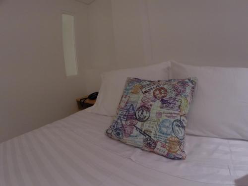 Una cama o camas en una habitación de Del Mar Hotel
