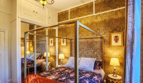 Ein Bett oder Betten in einem Zimmer der Unterkunft Elroma, a grand Federation house in Hepburn Springs