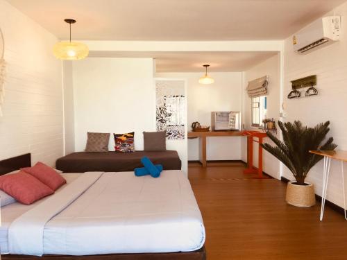 een slaapkamer met een groot bed in een kamer bij Insook Ko Larn Resort in Ko Larn