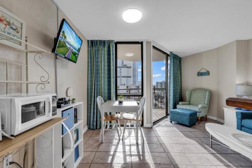 Zimmer mit Küche und Wohnzimmer in der Unterkunft Hosteeva Oceanview Meridian Plaza Condo in Myrtle Beach