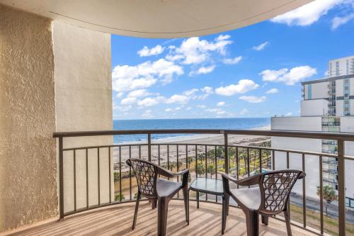 ein Balkon mit zwei Stühlen und Blick auf das Meer in der Unterkunft Hosteeva Oceanview Meridian Plaza Condo in Myrtle Beach