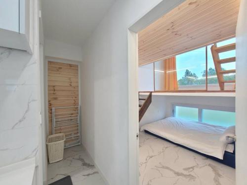 een kleine slaapkamer met een bed en een raam bij Tamnaneun Farm in Jeju-stad