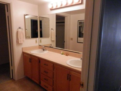 a bathroom with two sinks and a large mirror at Rr-interlaken 29 in June Lake