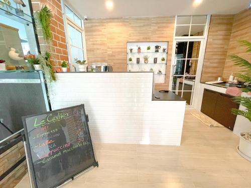 een restaurant met een aanrecht met een krijtbord ervoor bij Le Cartier in Patong Beach