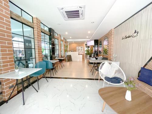 een restaurant met tafels en stoelen in een gebouw bij Le Cartier in Patong Beach