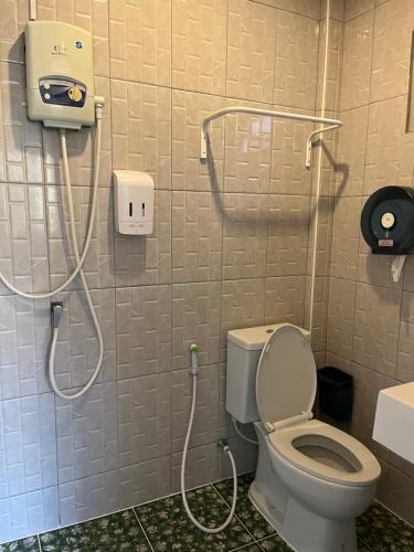 een badkamer met een toilet en een douche bij Insook Ko Larn Resort in Ko Larn