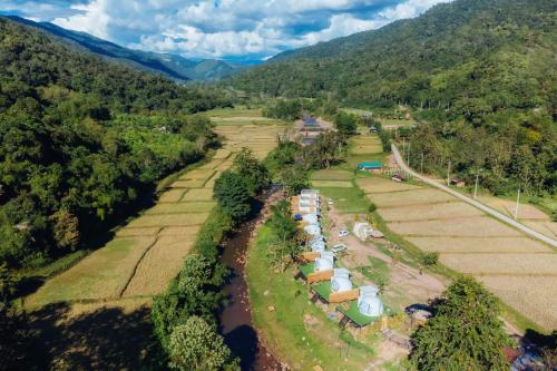 einen Luftblick auf einen Bauernhof und einen Fluss in der Unterkunft Ikigawa Home in Ban Pha Khap
