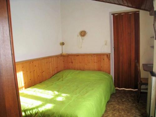 - une chambre avec un lit vert dans l'établissement Maison simple à 200m des commerces, proche plage, 3 couchages - Noirmoutier-en-l'Île - FR-1-224B-620, à Noirmoutier-en-l'lle