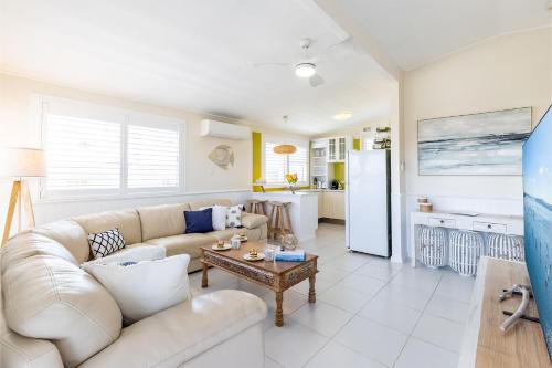 Кухня или мини-кухня в Pet friendly Anna Bay Beach Shack, 44 Ocean Avenue - fantastic 2 storey house with spectacular views
