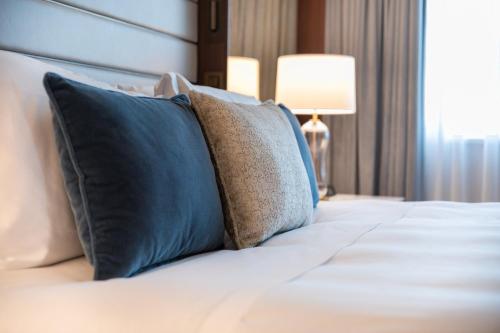 Postel nebo postele na pokoji v ubytování InterContinental Lisbon by IHG