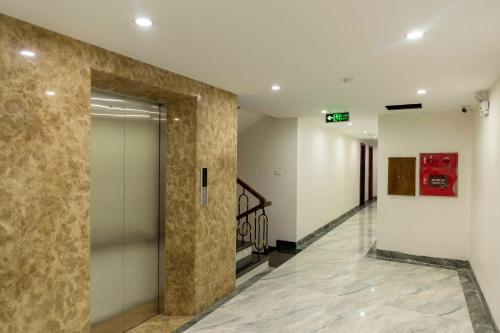 um corredor com elevador num edifício em Laika Hotel Sapa em Sapa