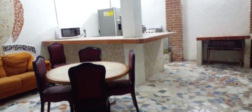 uma sala de estar com uma mesa e uma lareira em Quinta las golondrinas em Morelos