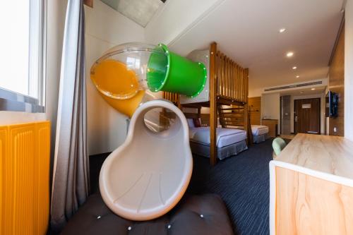 um quarto para crianças com uma grande tigela e uma cama em Sun Dialogue Hotel-By Cosmos Creation em Chiayi City