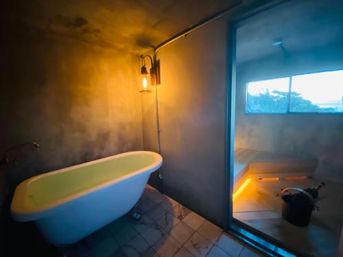 baño con bañera y ventana en STRADDIE HOUSE tateyama, en Tateyama
