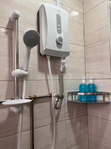 La salle de bains est pourvue d'un sèche-cheveux et d'une douche. dans l'établissement Room3A#IG theme Bargainous#Shared Bathroom#3pax#2min Kek Lok Si, à Ayer Itam