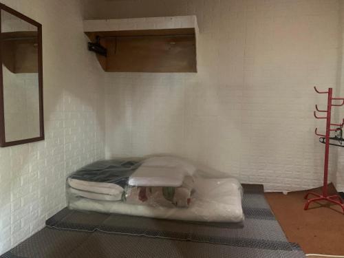 um quarto com uma cama com um ursinho de peluche em Villa Situ Citiwu Ciwidey em Ciwidey