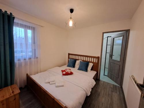 ein Schlafzimmer mit einem Bett, auf dem zwei Handtücher liegen in der Unterkunft Vis Împlinit Transfăgărășan in Cîrţişoara