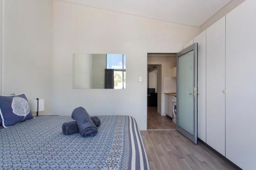 1 dormitorio con 1 cama grande en una habitación en Waverley apartment B-one bedroom wifi available en Perth