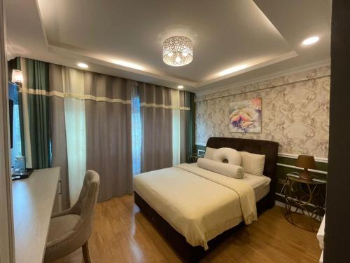 sypialnia z łóżkiem, biurkiem i krzesłem w obiekcie Illusyin Retreat w mieście Shah Alam