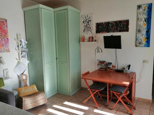 a room with a table and a desk with a computer at Casetta la Terrazza in Civita Castellana