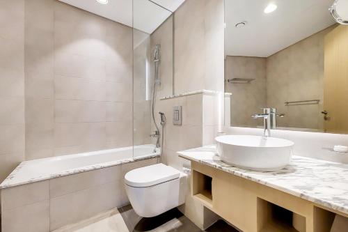 uma casa de banho com um lavatório, um WC e uma banheira em Primestay - Paramount Midtown 1BR in Business Bay em Dubai